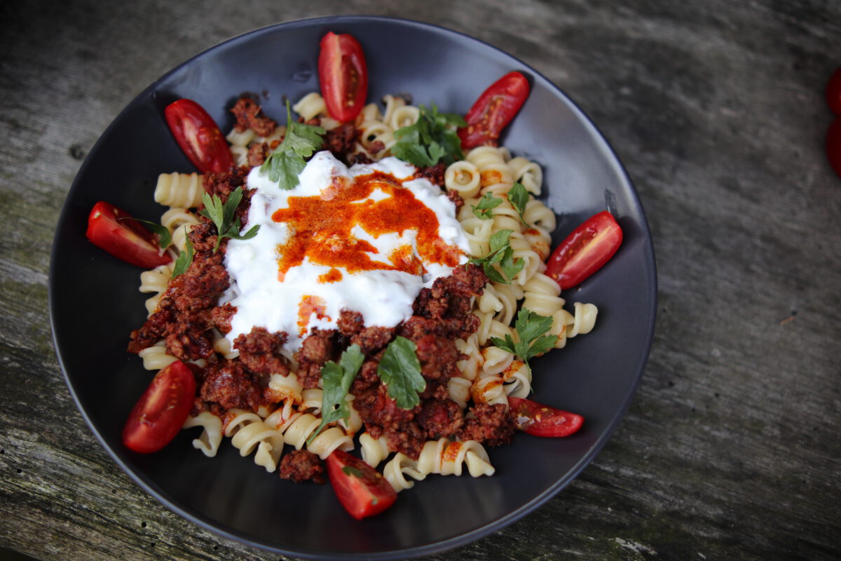 Yogurtlu Eriste, Nudeln mit Joghurt und Hackfleischsauce - Holzplatz-BBQ