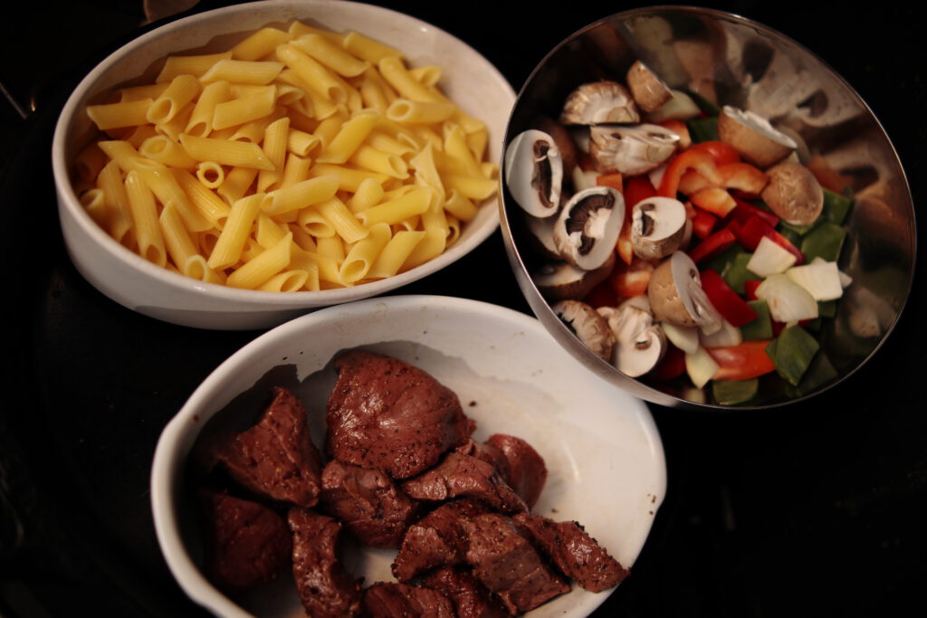 Hirschmedaillons mit Nudel-Gemüsepfanne - Holzplatz-BBQ