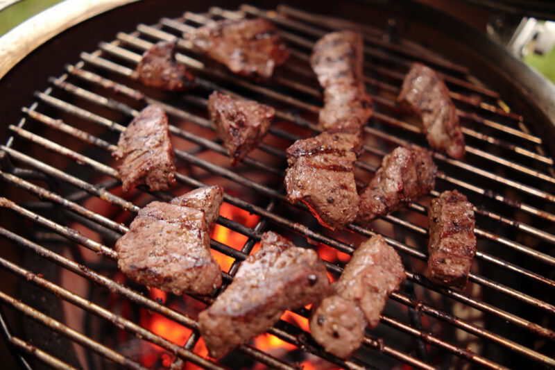 Hirschmedaillons mit Nudel-Gemüsepfanne - Holzplatz-BBQ