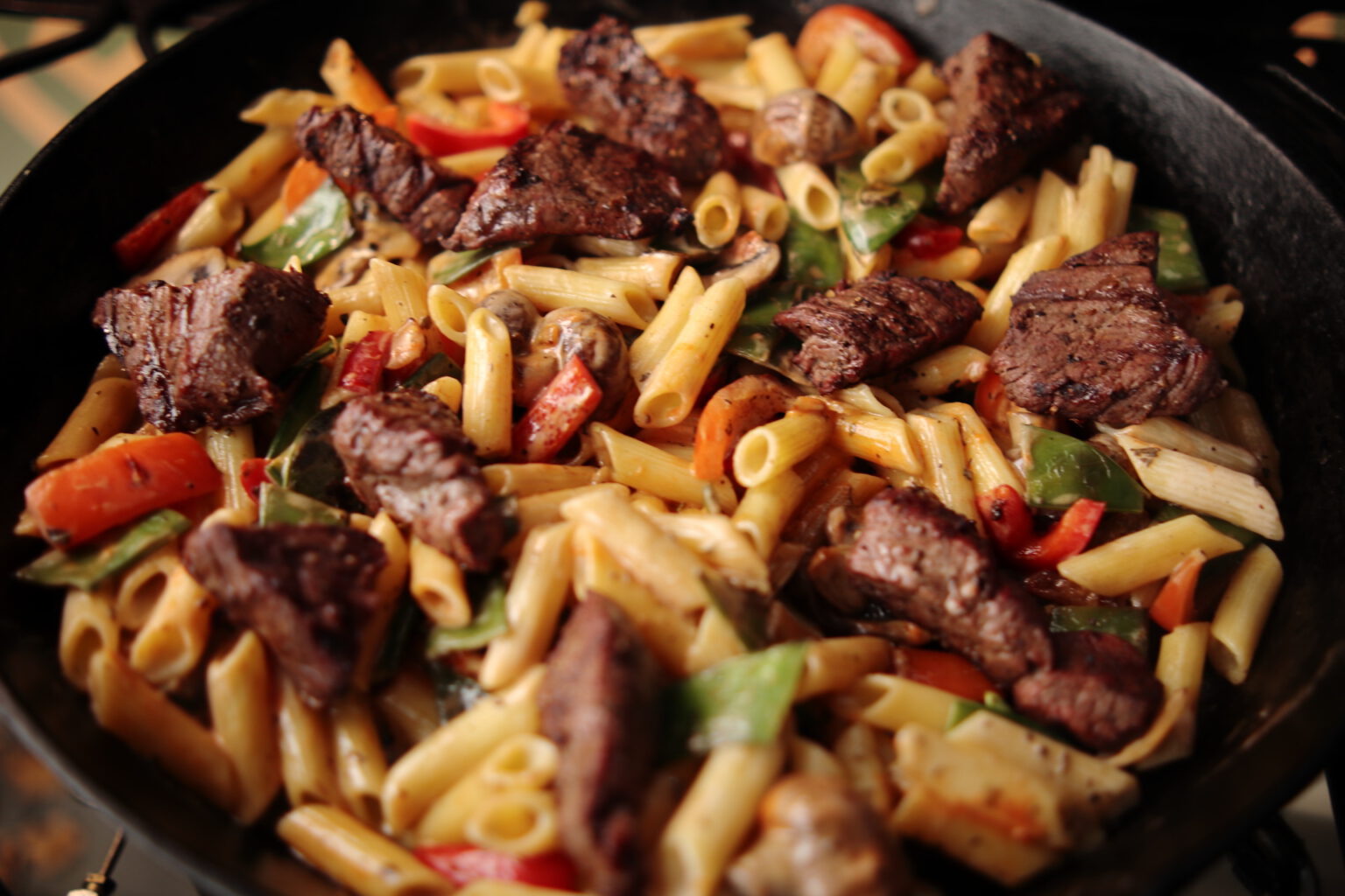 Hirschmedaillons mit Nudel-Gemüsepfanne - Holzplatz-BBQ