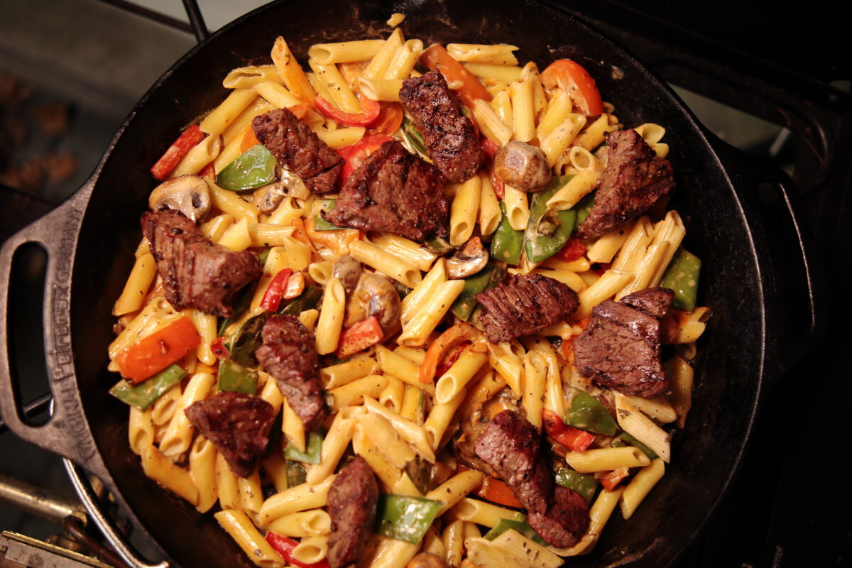 Hirschmedaillons mit Nudel-Gemüsepfanne - Holzplatz-BBQ